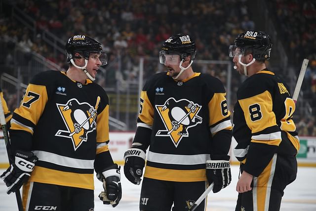  Pittsburgh Penguins center Sidney Crosby (87) talks with defenseman Erik Karlsson (65) and left wing Michael Bunting (8). (Credit: IMAGN)