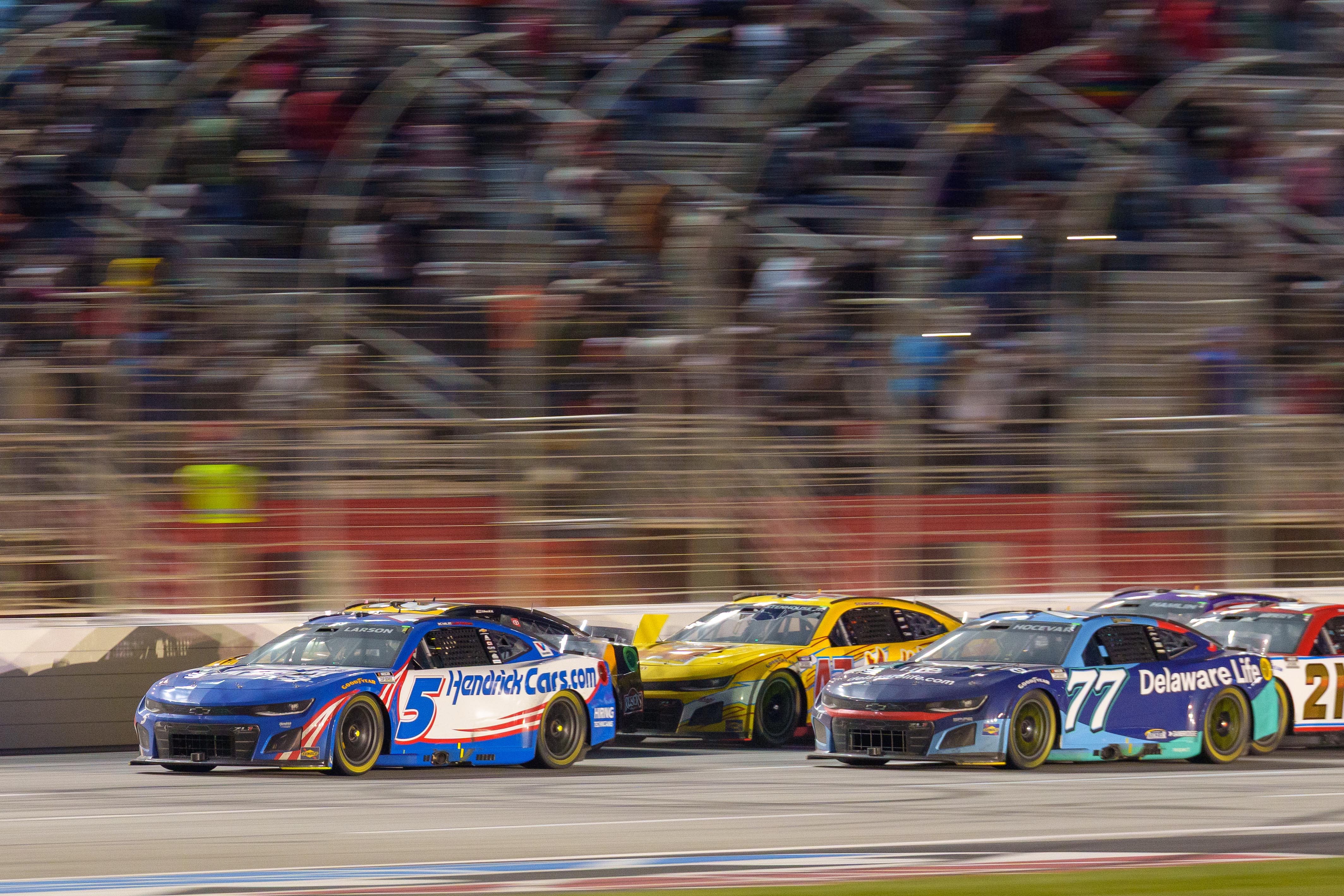 Kyle Larson (5) leading the field during the final laps at Atlanta Motor Speedway - Source: Imagn