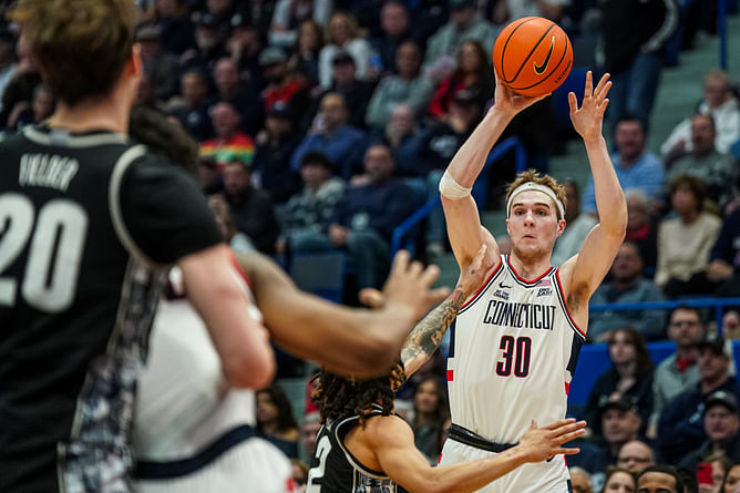 “Klay Thompson”, “Austin Reeves”: Hoops fans draw parallels of UConn freshman Liam McNeeley with NBA stars
