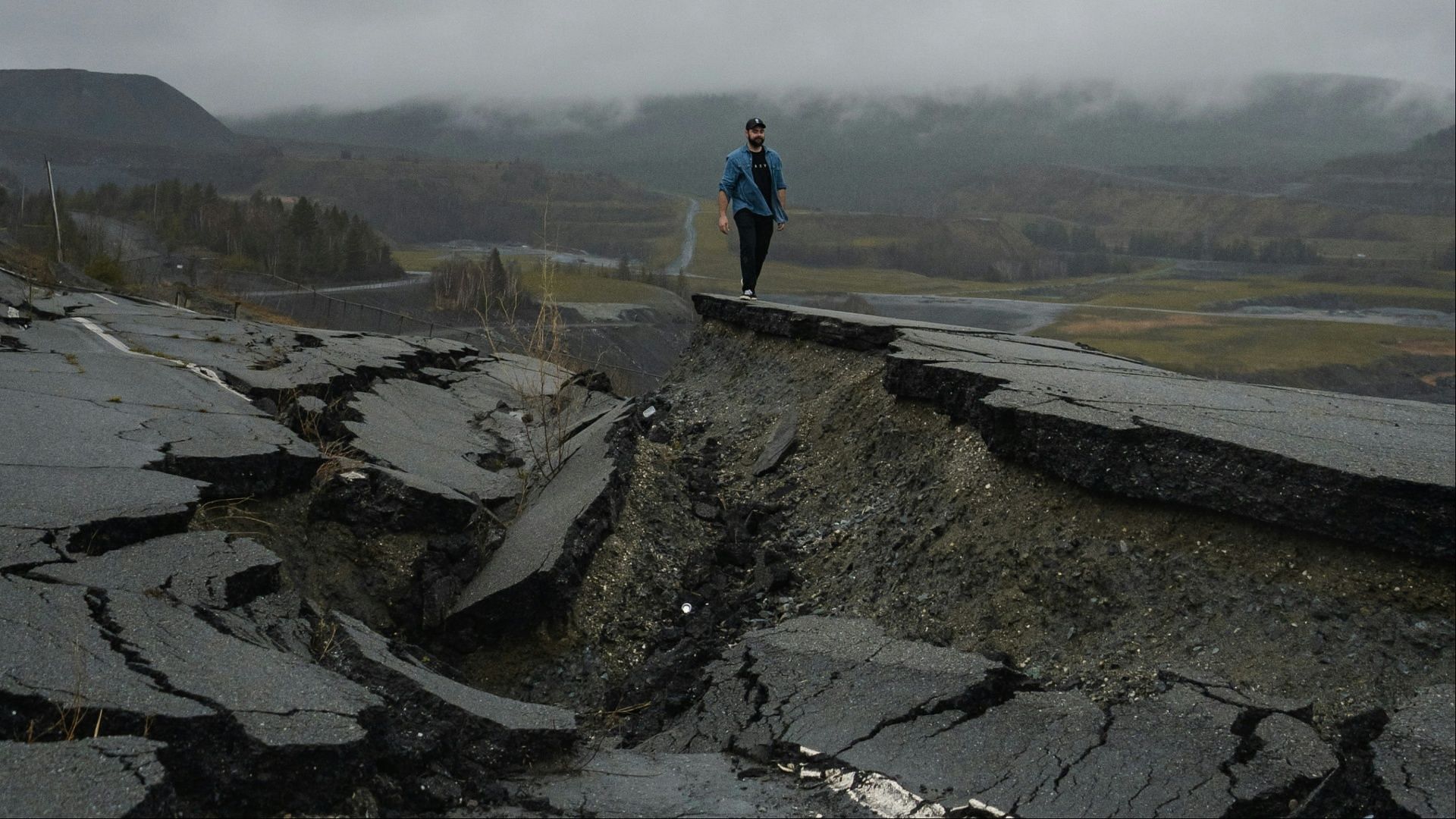 Death Without Mercy shows the actual footage of the 2023 earthquakes that took thousands of lives (Image via Dave GoudreauUnsplash)