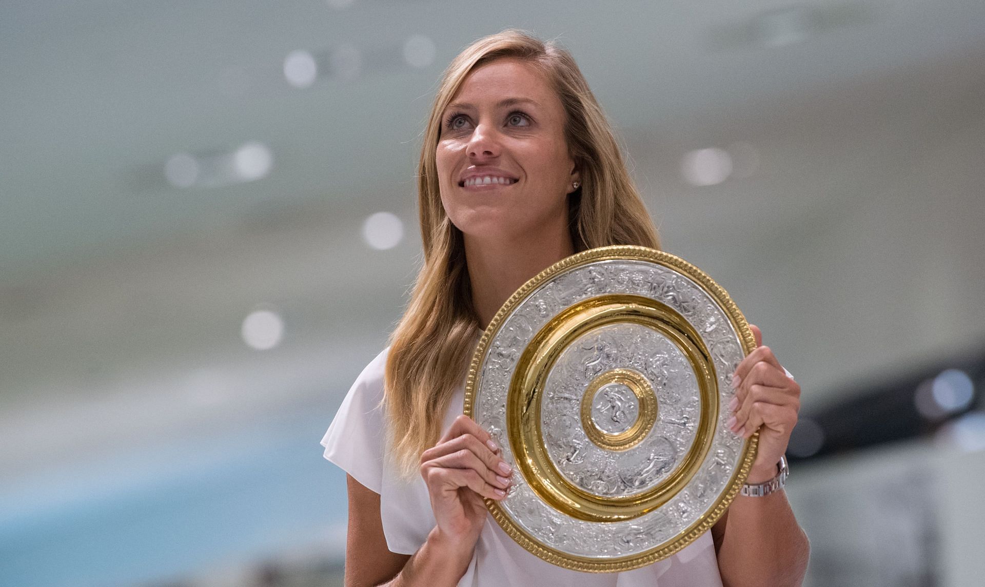 Angelique Kerber with the 2018 Wimbeldon Championships trophy [Image Source: Getty Images]