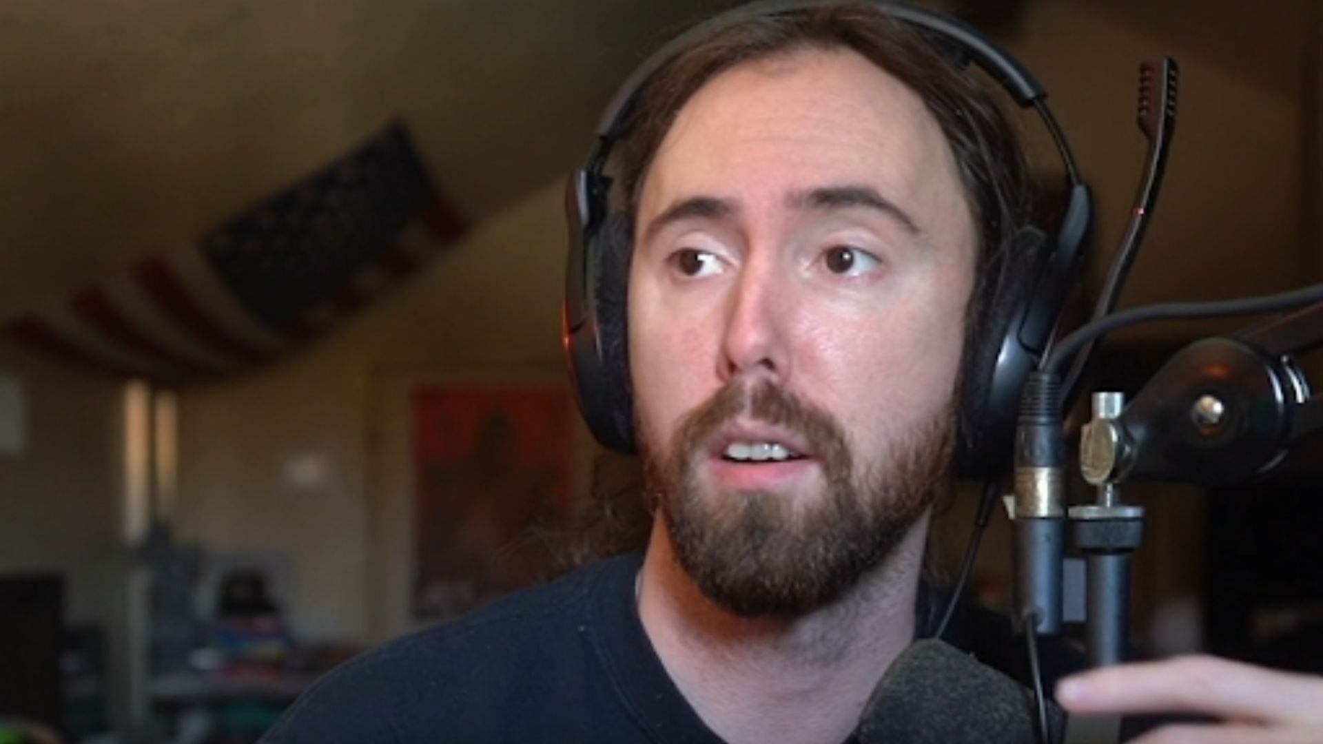 Twitch streamer Asmongold offered to act as a moderator for a potential debate between Ethan Klein and HasanAbi during a broadcast (Image via zackrawrr/Twitch)