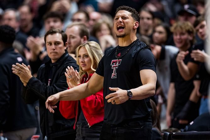Fans react as lucky Texas Tech fan celebrates with Patrick Mahomes after making tough golf shot in Houston game: "You won't see a better putt"