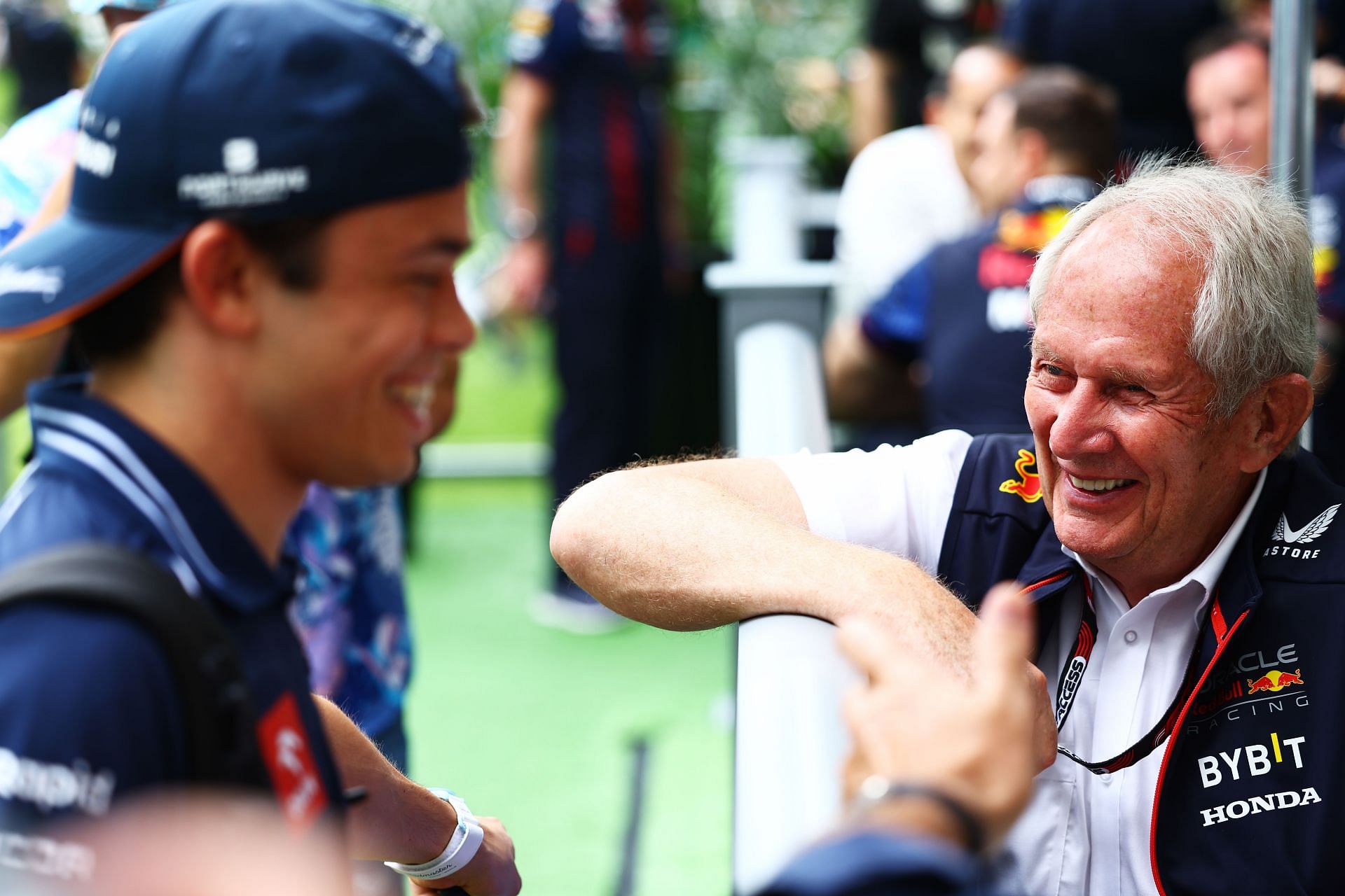 Dr Helmut Marko talks with Nyck de Vries prior to the F1 Grand Prix of Miami on May 07, 2023 - Source: Getty