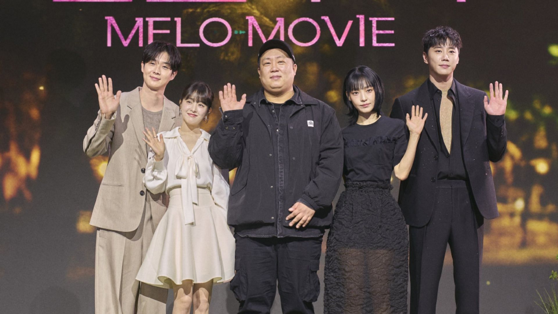 Director Oh Choong-hwan with the K-drama&#039;s cast (Image via X/@NetflixKR)