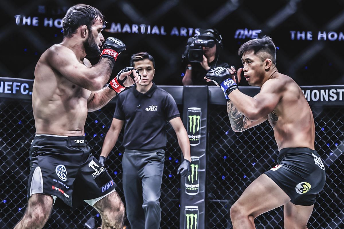 Shamil Gasanov takes on Martin Nguyen (right) at ONE 171. [Photo from ONE Championship]