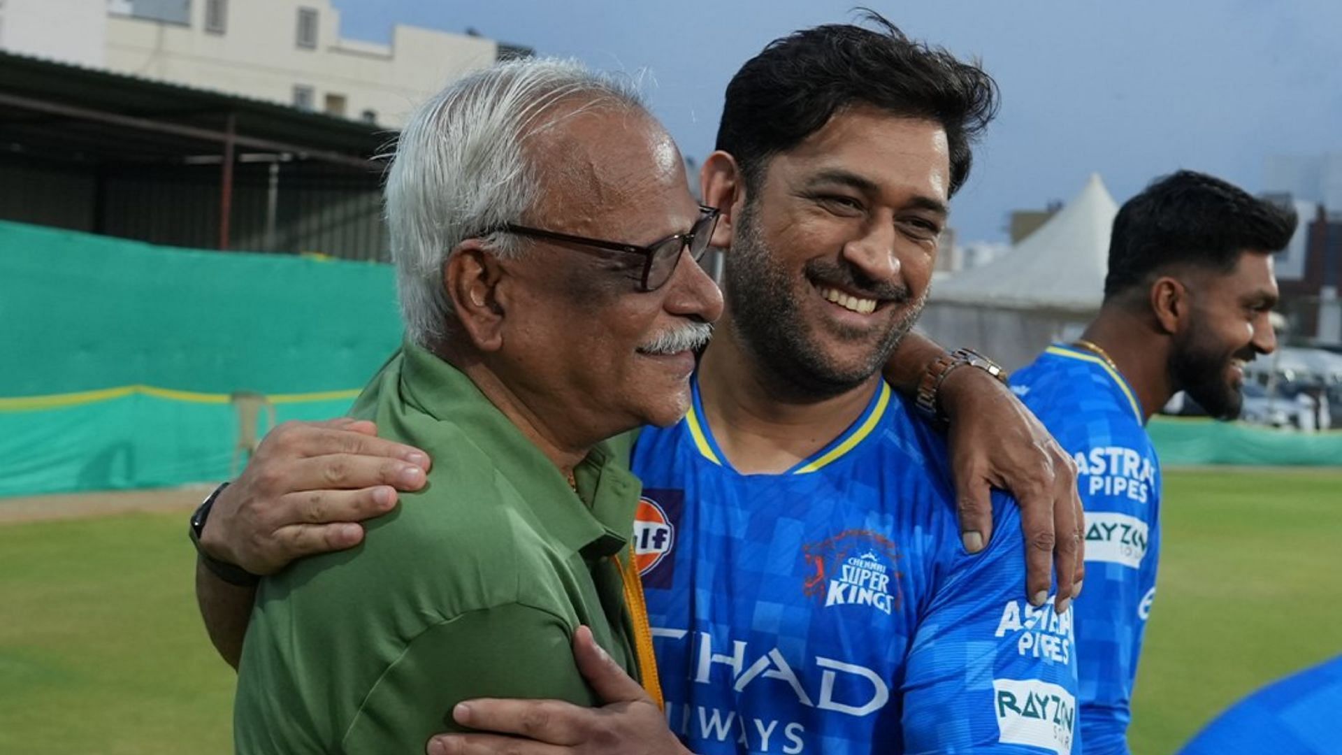 MS Dhoni hugs CSK CEO Kasi Viswanathan during his birthday celebrations (Image Credits: CSK/X)