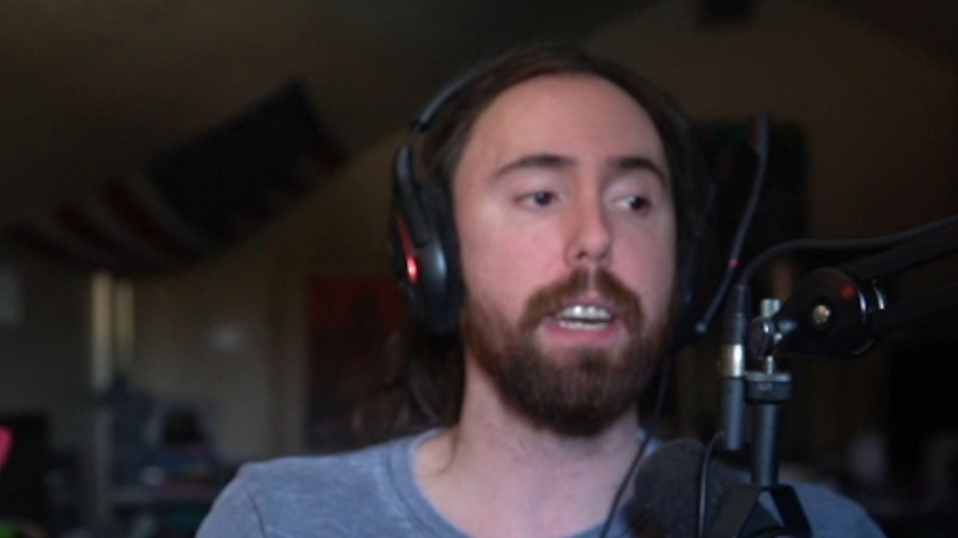 Asmongold recently talked about the reason behind him not acquiring a Twitch contract (Image via zackrawrr/Twitch)