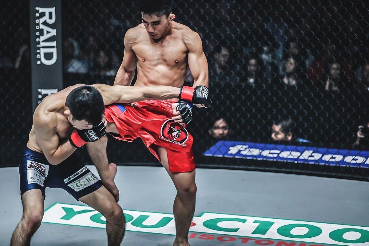 Joshua Pacio fighting Yoshitaka Naito in September 2018. [Photo via: ONE Championship]