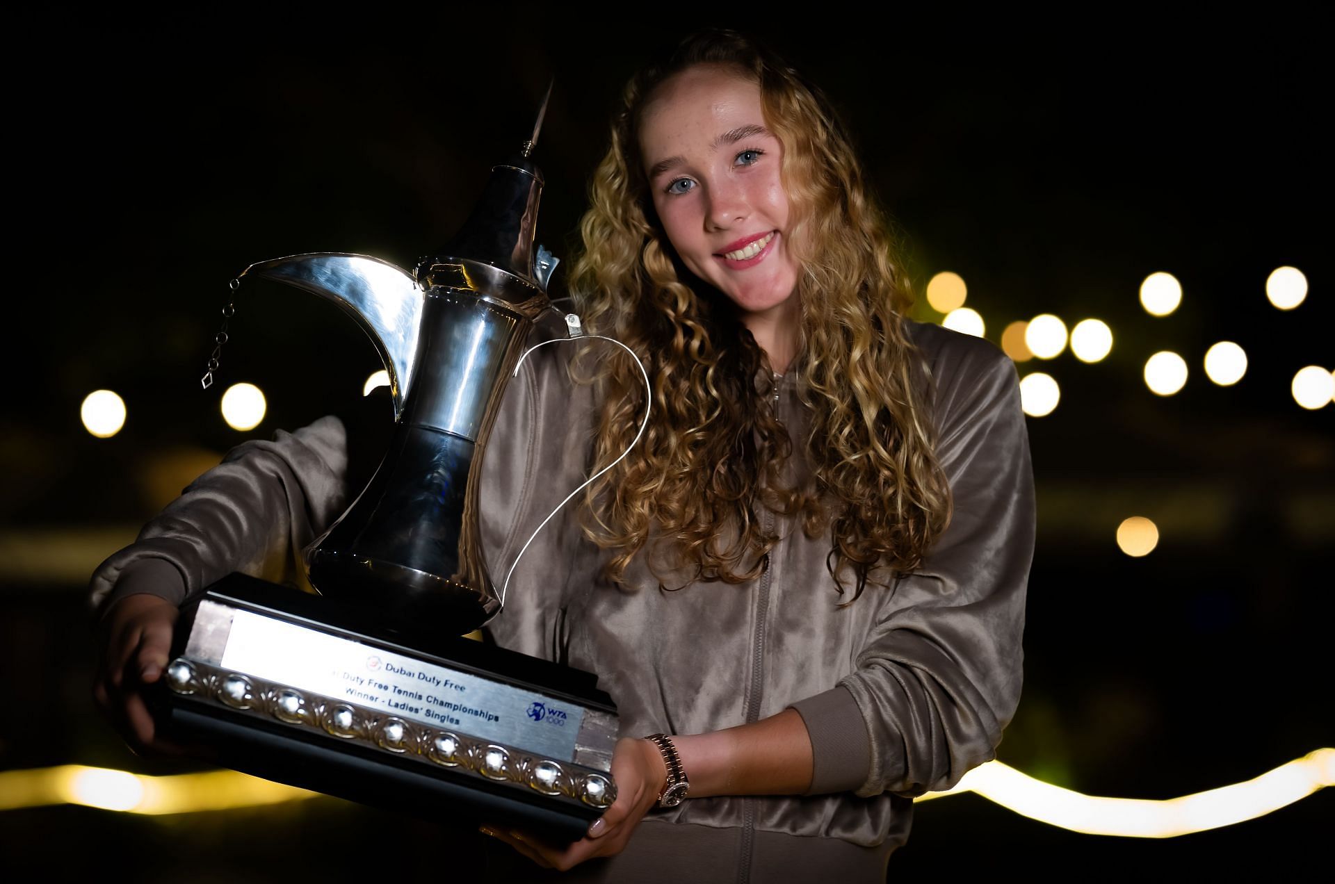 Mirra Andreeva strikes a pose with the 2025 Dubai Duty Free Tennis Championships trophy (Source: Getty)