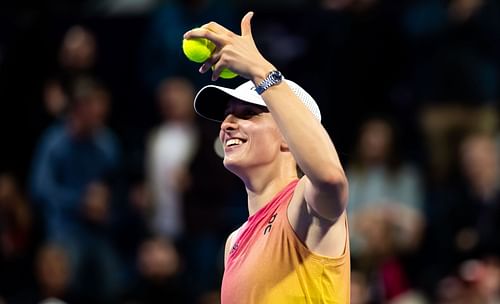 Swiatek celebrates defeating Elena Rybakina in the quarterfinal of the Qatar TotalEnergies Open - Source: Getty