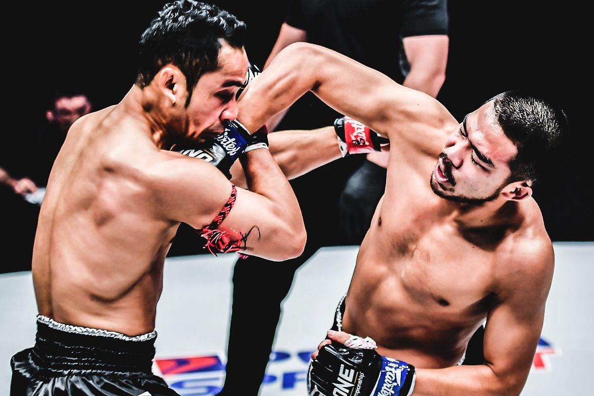 Prajanchai battling Sam-A over the ONE strawweight Muay Thai world championship. [Photo via: ONE Championship]