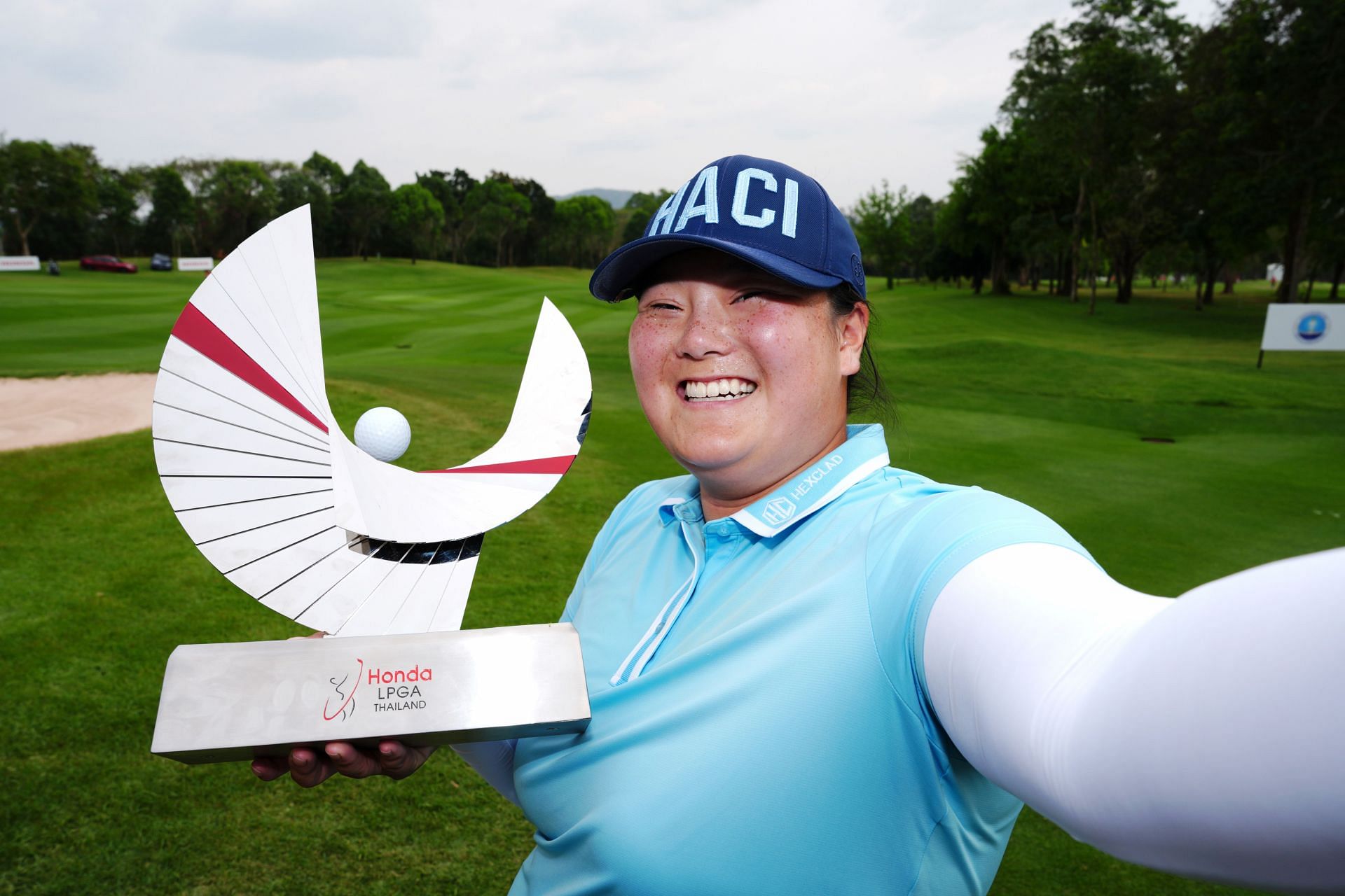 Angel Yin poses with the trophy after winning the Honda LPGA Thailand 2025 (Image Source: Getty)