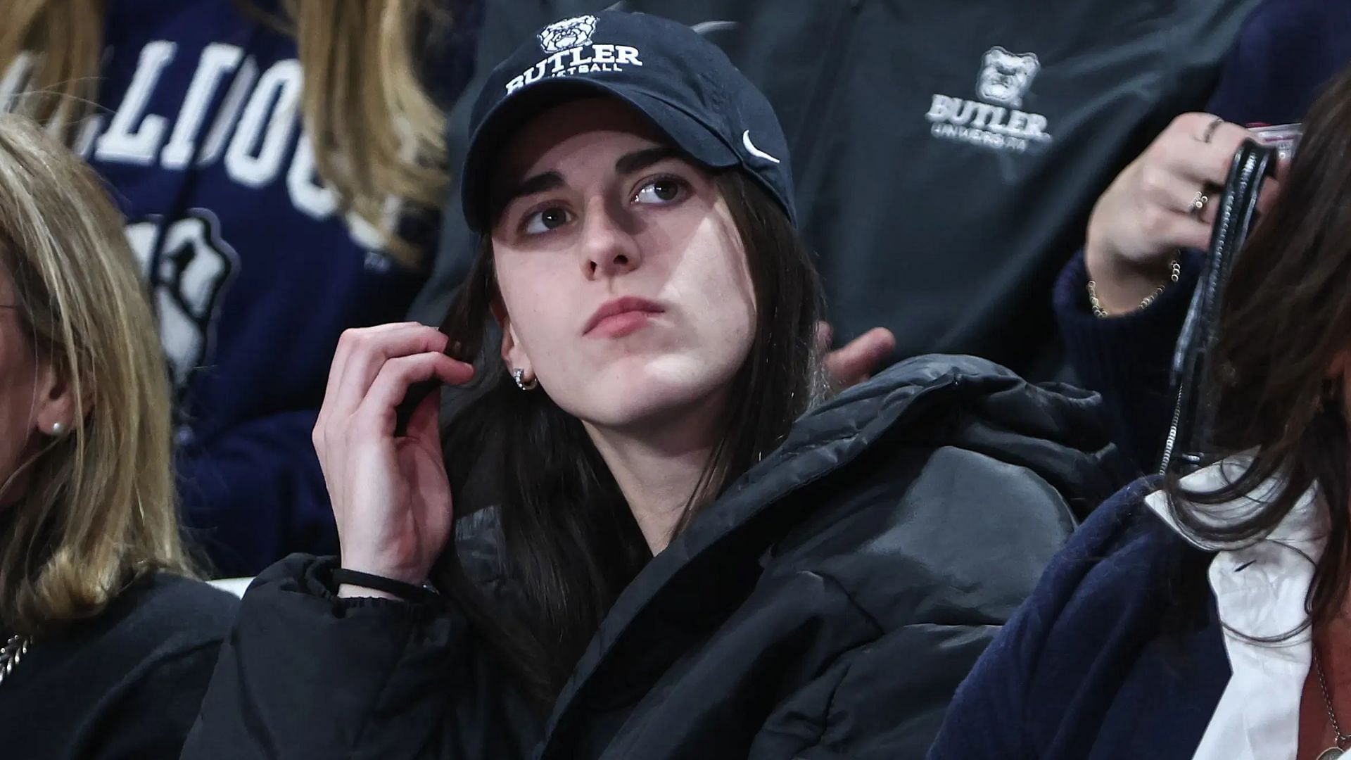 Caitlin Clark steals limelight at Pacers vs Knicks game as Fever superstar takes front row seats with her crew. (Photo: IMAGN)