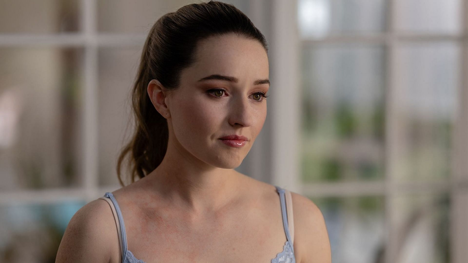 Kaitlyn Dever as Belle Gibson in Apple cider Vinegar (Image via Netflix)