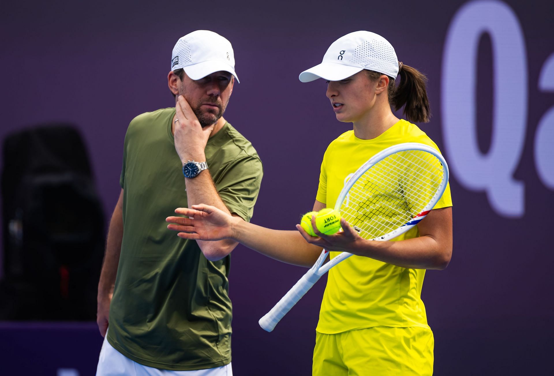 Iga Swiatek (right) with coach Wim Fissette (left) during a practice session at the 2025 Qatar TotalEnergies Open (Source: Getty)