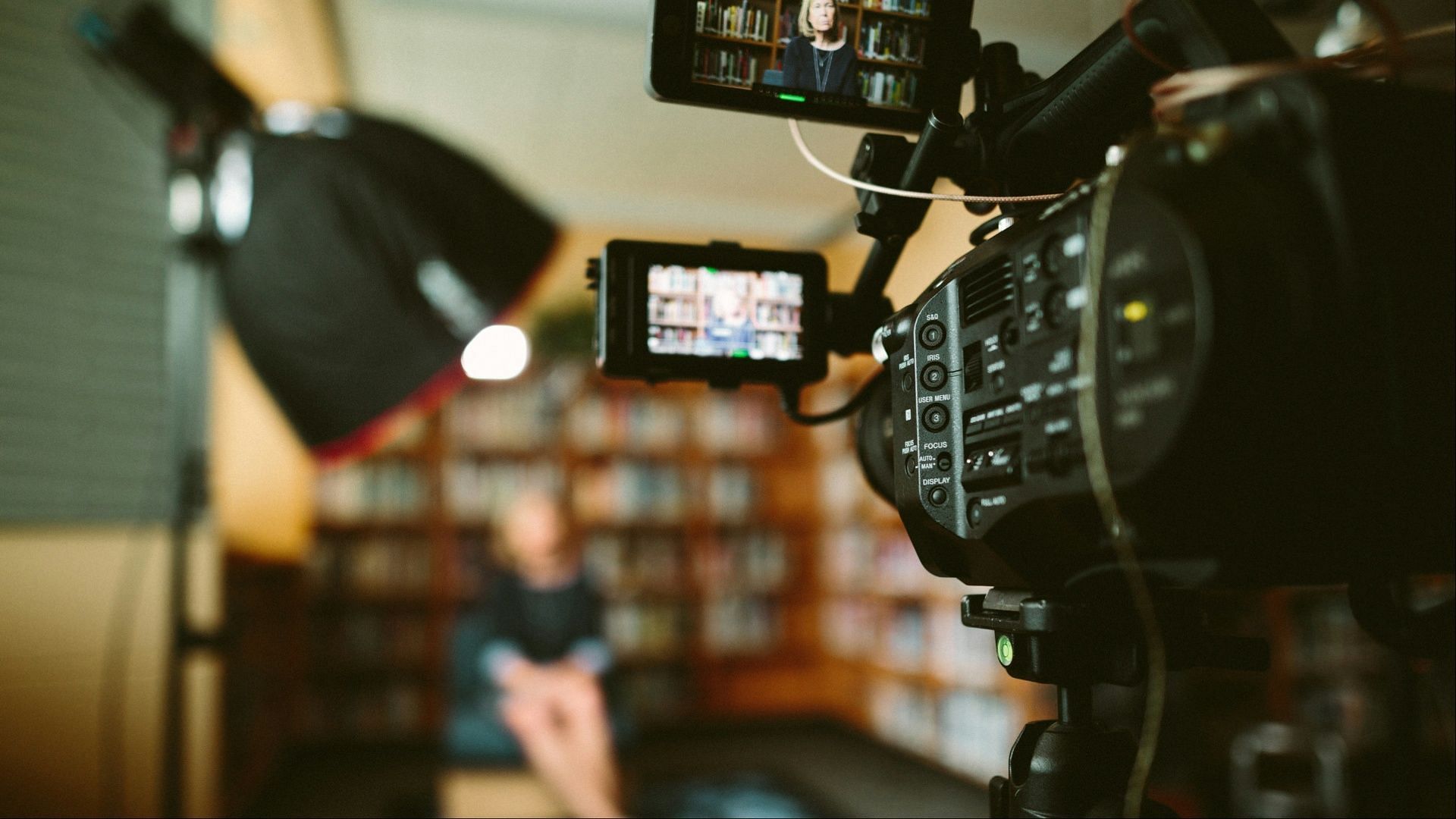 Journalist Nancy Moscatiello, who investigated the fabricated cancer story of Amanda Riley, is set to premiere in Scamanda episode 2 (Image via Sam McGhee/Unsplash)