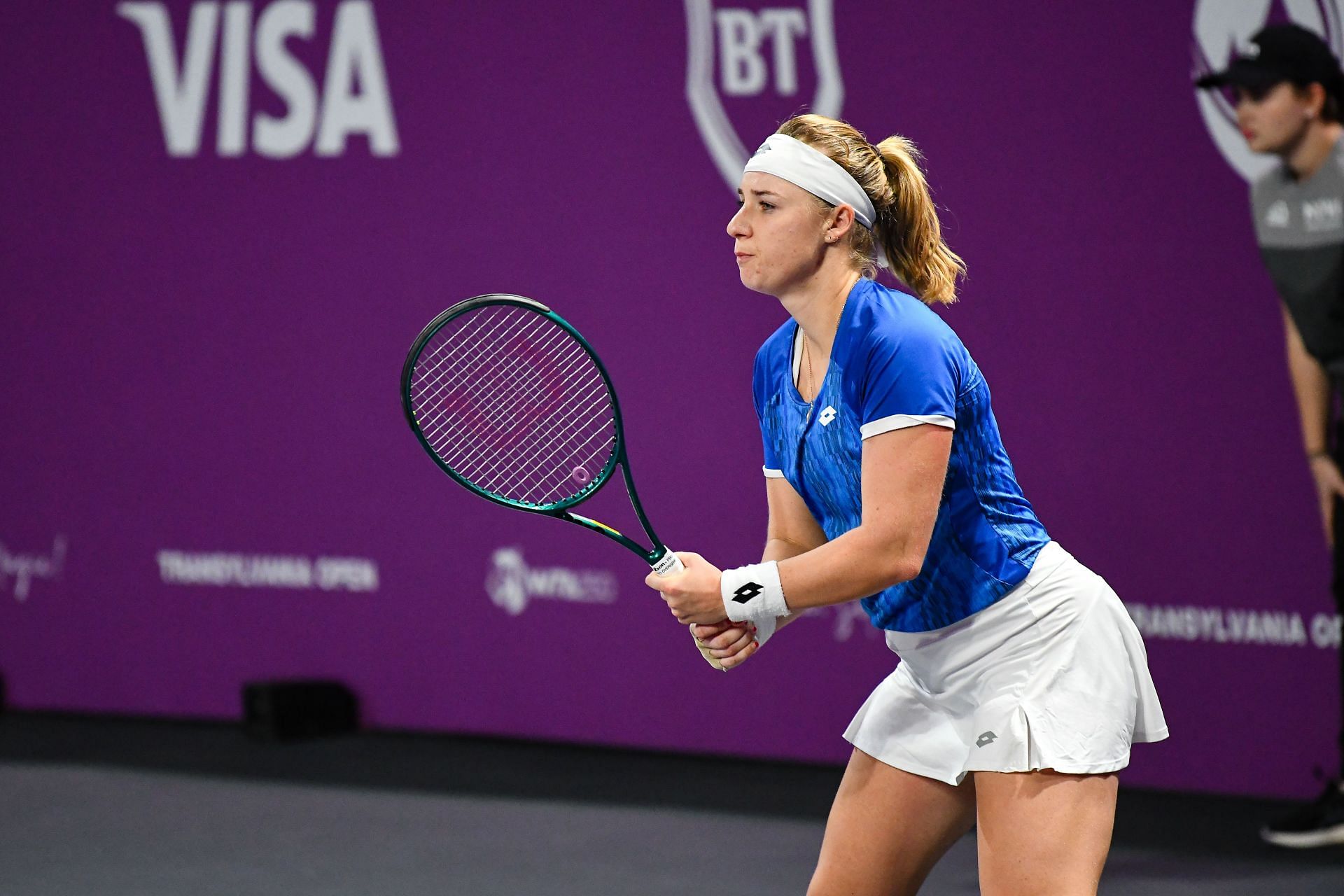 Anna Blinkova prepares to return serve | Image Source: Getty