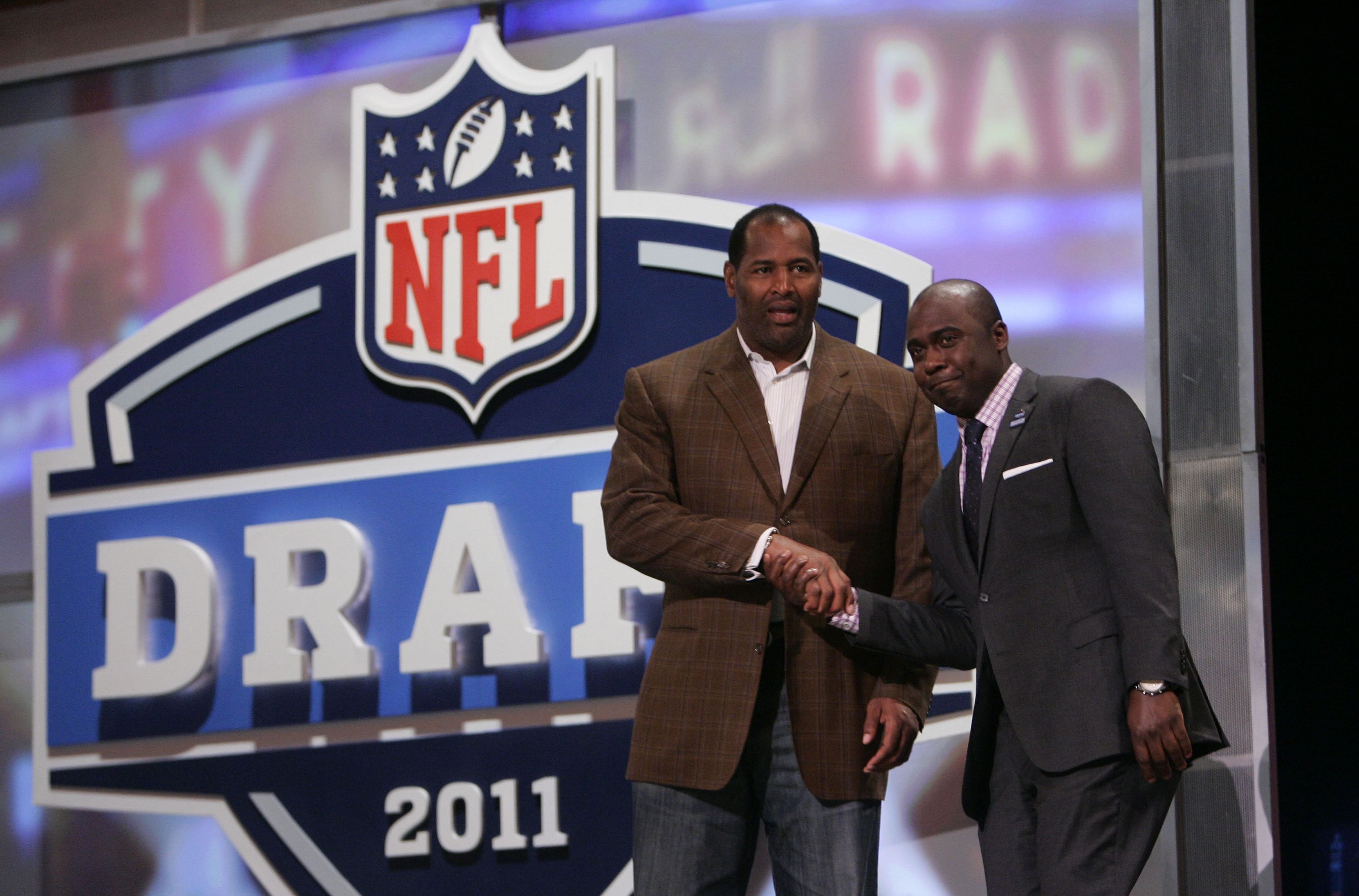 Chicago Bears former player Richard Dent (left) shakes hands with St. Louis Rams former running back Marshall Faulk - Source: Imagn