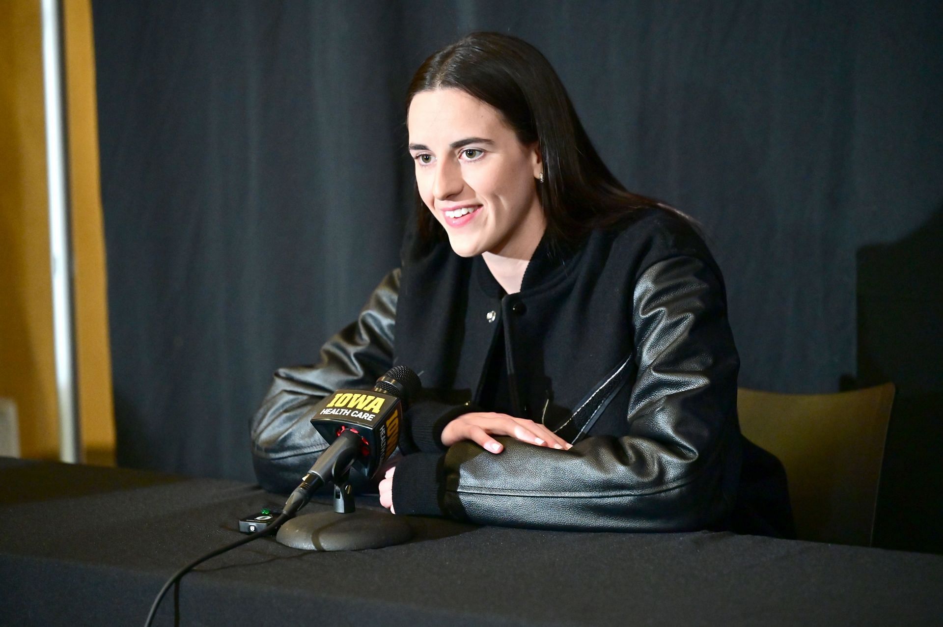 WNBA fans thrilled to see Caitlin Clark link up with NY Giants legend Eli Manning. -- Photo by GETTY