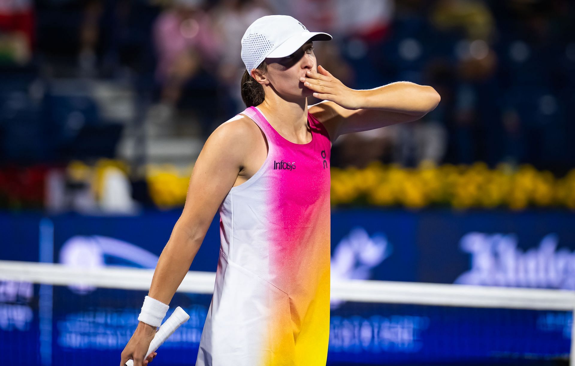 Swiatek interacts with the crowd in Dubai - Day Three - Source: Getty