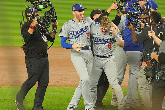 $6,500,000 star Kike Hernandez shares sweet moment with Freddie Freeman during Dodgers Spring Training