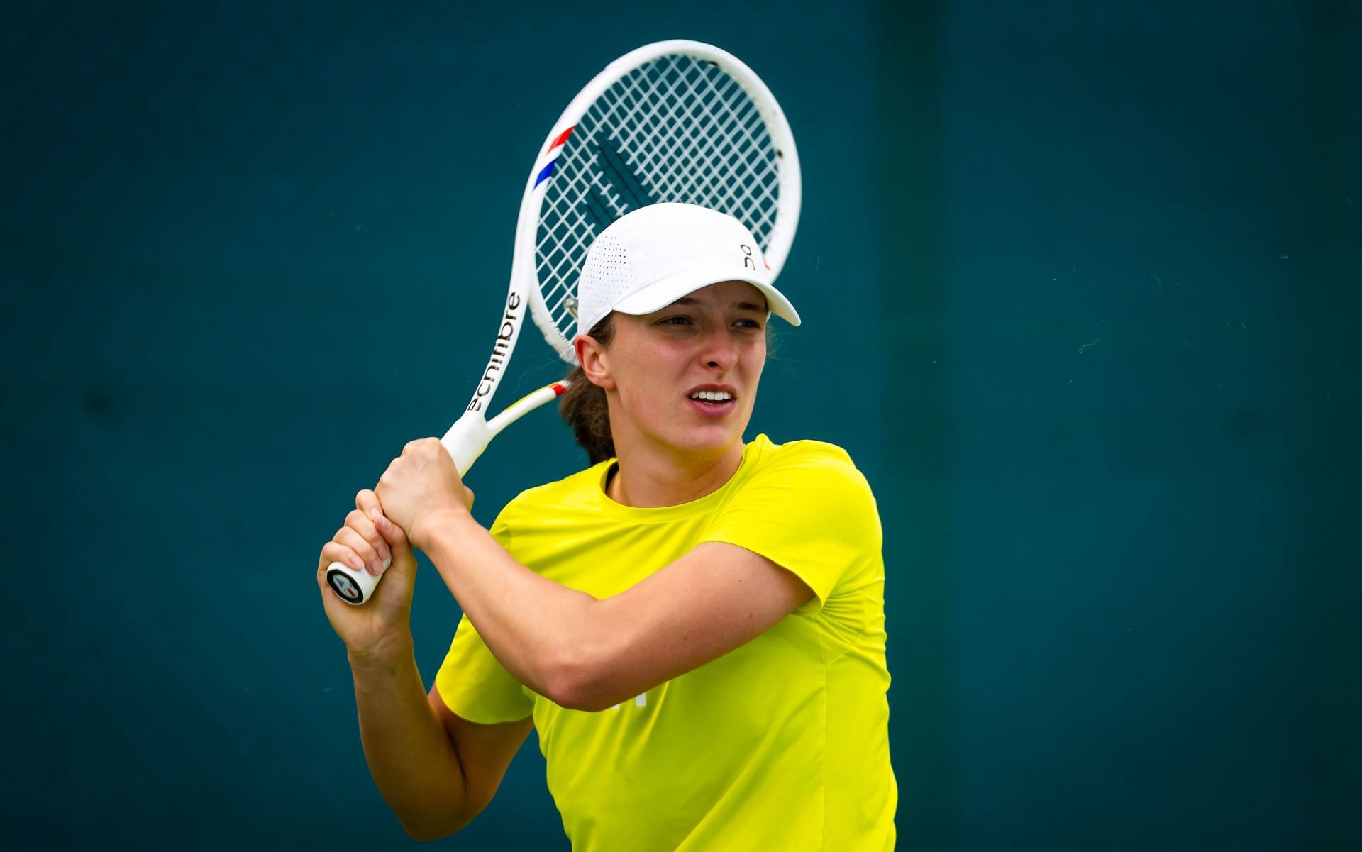 Iga Swiatek practices at the Dubai Tennis Championships (Source: Getty)