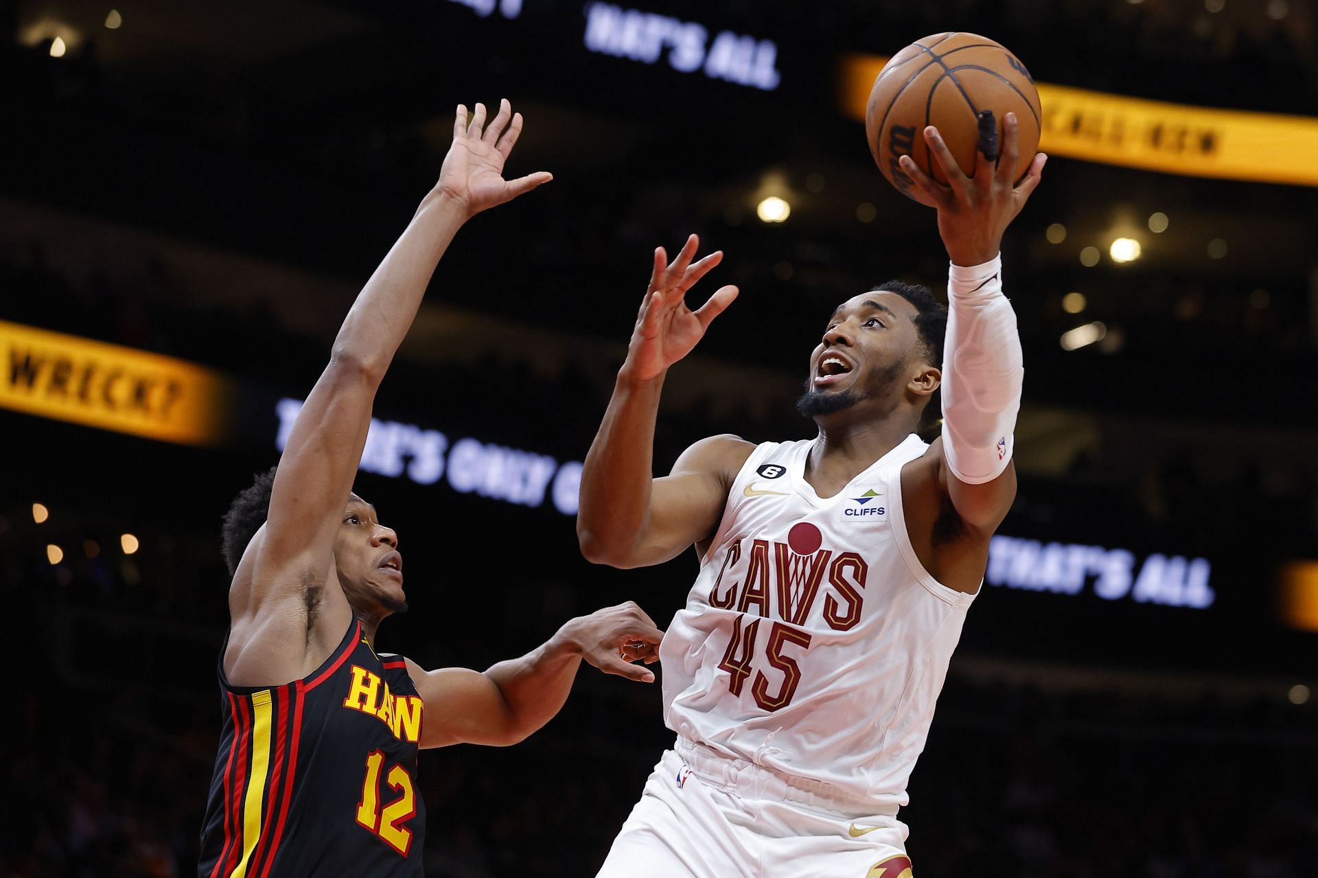 De&#039;Andre Hunter and Donovan Mitchell (Image Source: Getty)