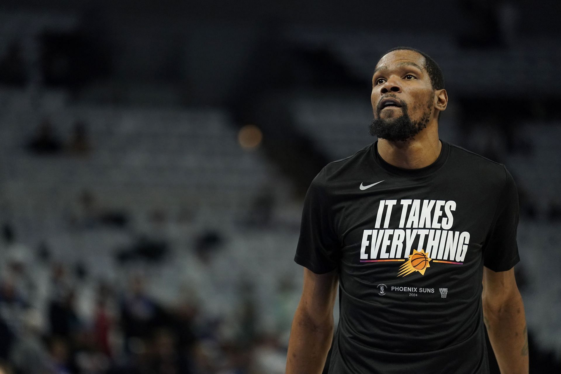 KD warms up for the Phoenix Suns ahead of an NBA game. (Credits: Getty)