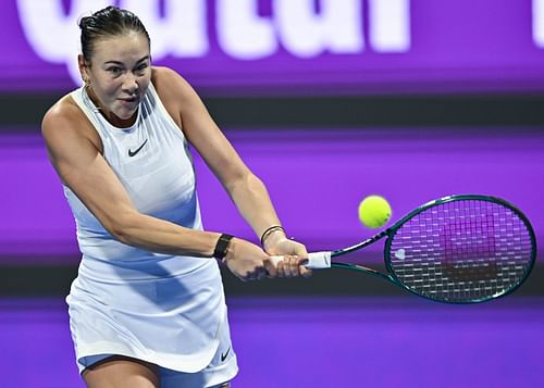 Amanda Anisimova of the United States playing a backhand shot at the WTA Qatar TotalEnergies Open 2025- Source: Getty