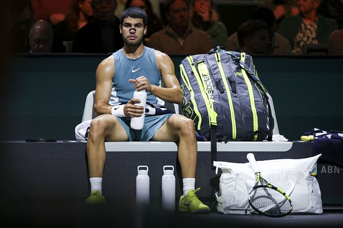 Carlos Alcaraz gets rid of nasal strip during practice ahead of Rotterdam 2R