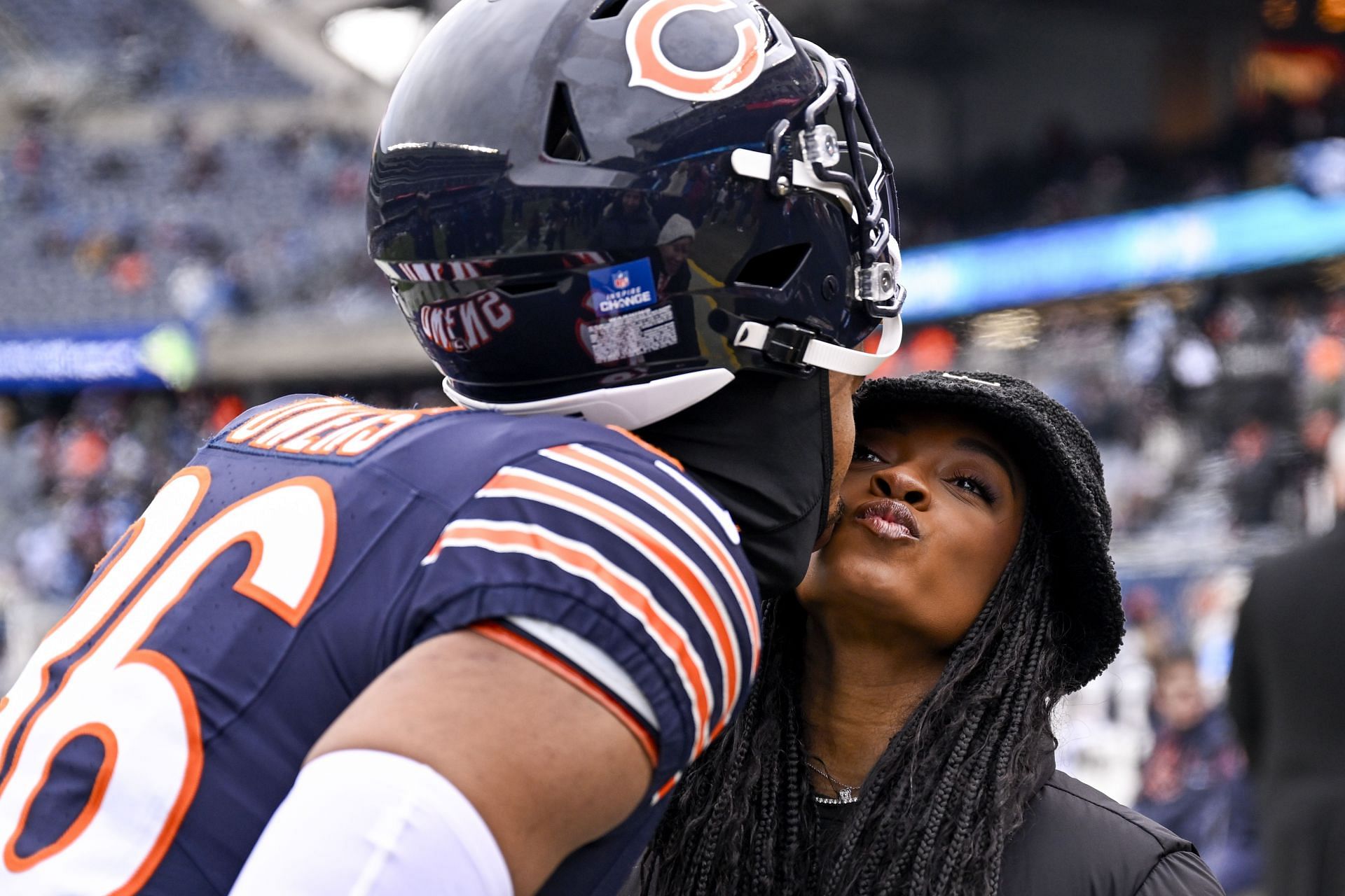 Simone Biles and Jonathan Owens kiss at the Detroit Lions v Chicago Bears game - (Source: Getty)