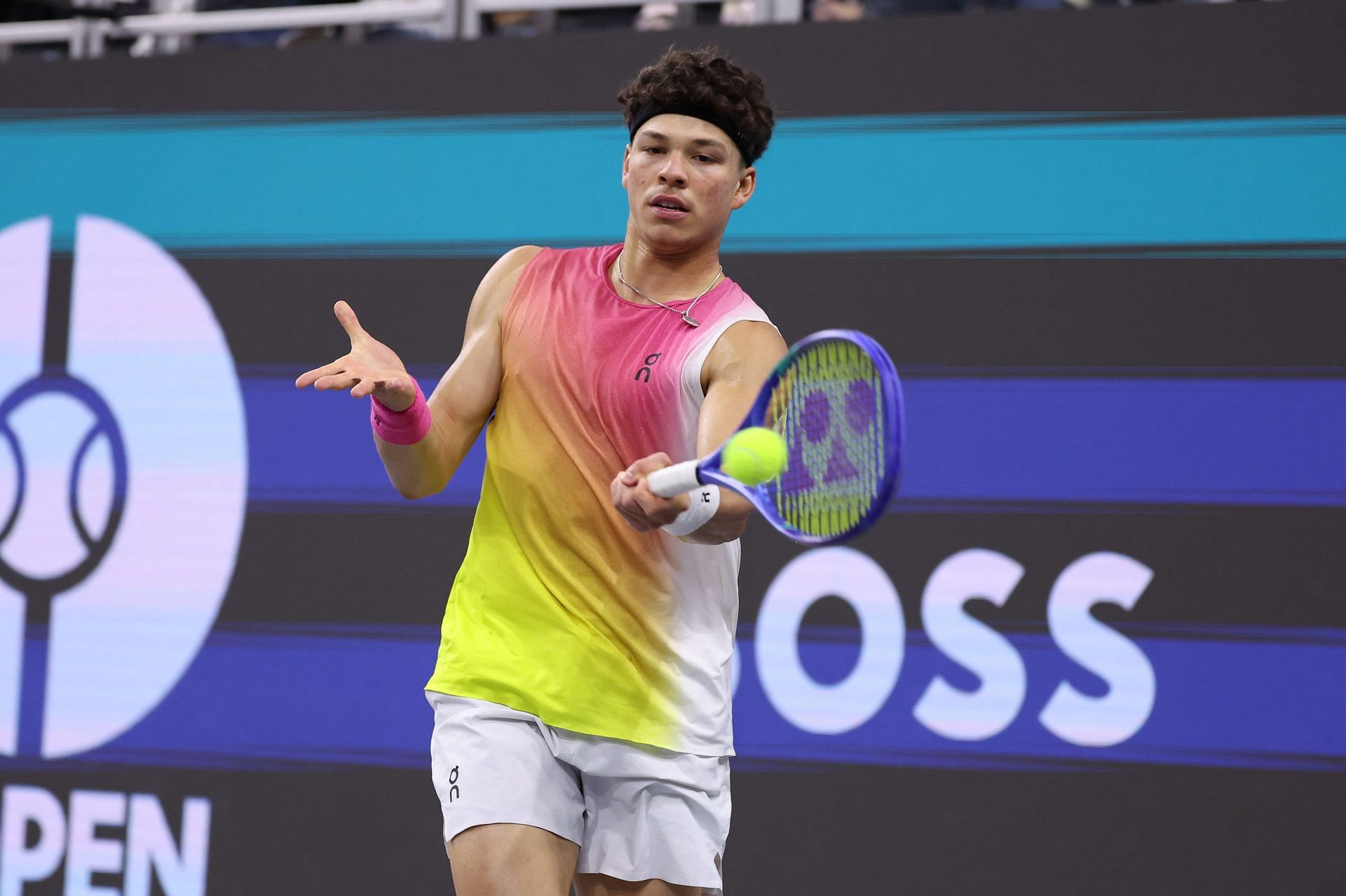 Shelton plays a forehand in the ATP 500 Dallas Open 2025 - Day 2 - Source: Getty