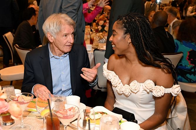 “Ron when harry drags him to events” — Netizens react to Jessica Williams playfully rebuking Harrison Ford for eating a cracker during her speech