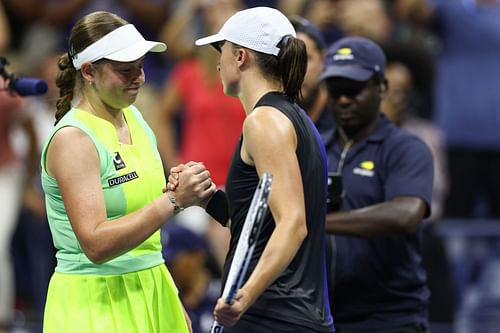 Jelena Ostapenko and Iga Swiatek at the US Open 2023. (Photo: Getty)