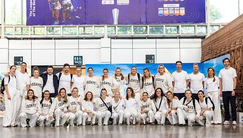 Sjoerd Marijne with the Dutch girls in Bhubaneswar Airport - Source: Hockey India