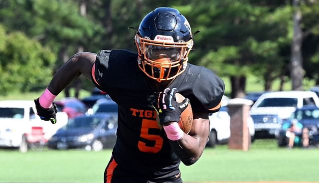 Louisa County High School (VA) running back Savion Hiter #5 during a game. Image via @5starsavi on X 