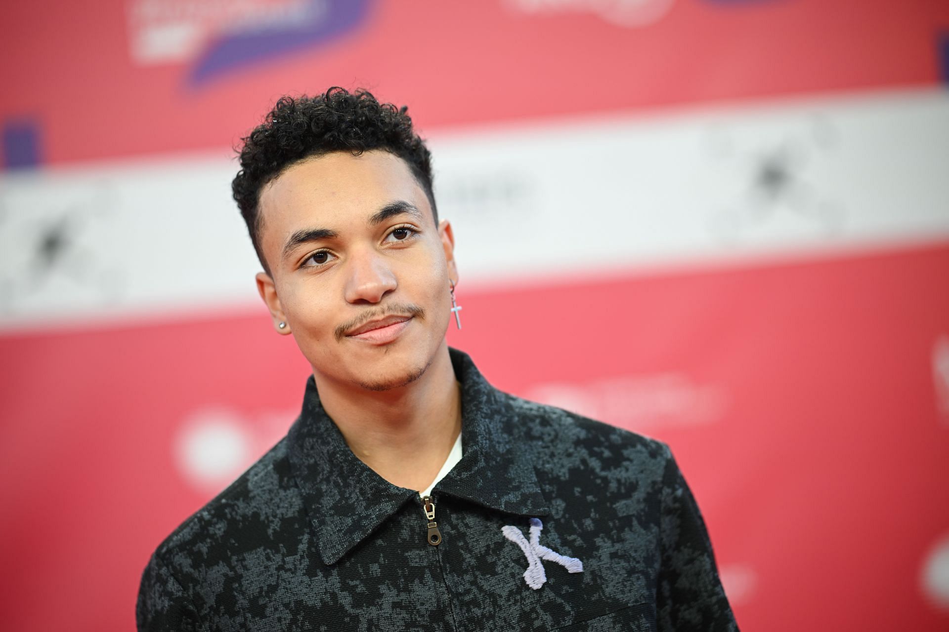 Joshua Kantara stands on the red carpet during the presentation of the First Steps Award 2024 at the Theater des Westens. Photo: Sebastian Christoph Gollnow/dpa (Photo by Sebastian Gollnow/picture alliance via Getty Images)