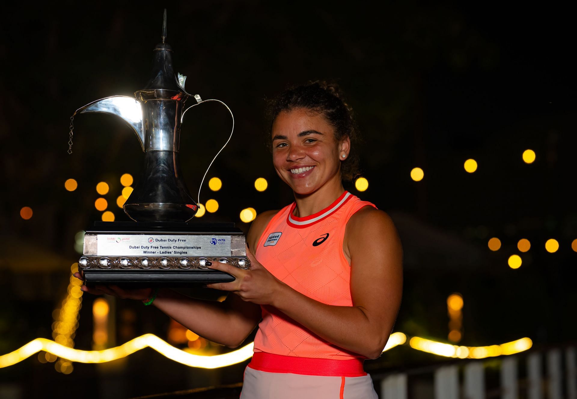 Jasmine Paolini with the trophy at the Dubai Duty Free Tennis Championships 2024 - Source: Getty