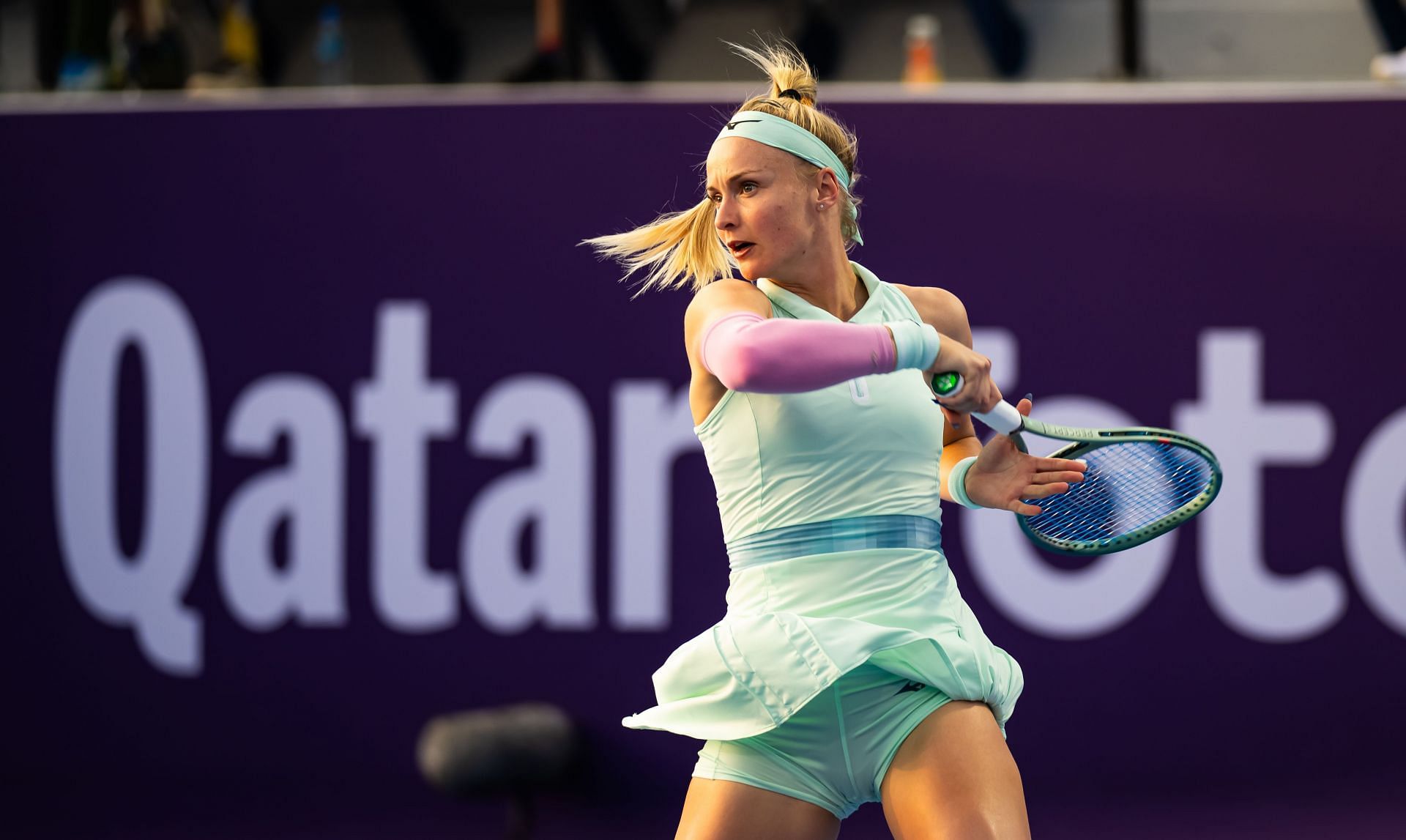 Rebecca Sramkova in action against Mirra Andreeva in the second round of the Qatar TotalEnergies Open - Source: Getty