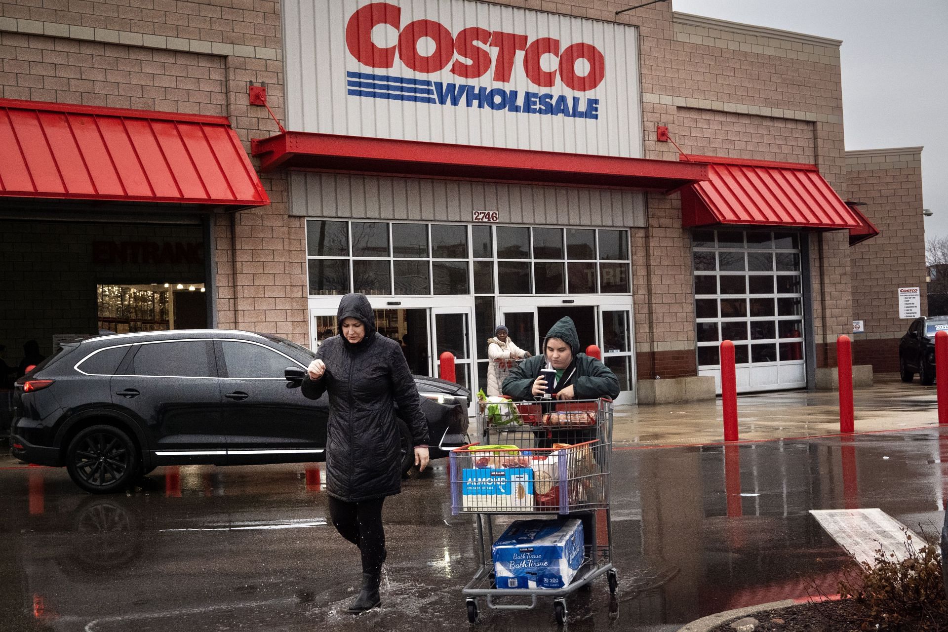 Costco To Increase Pay Of Hourly Workers, As Teamsters Union Members Teeter On Midnight Strike Deadline - Source: Getty