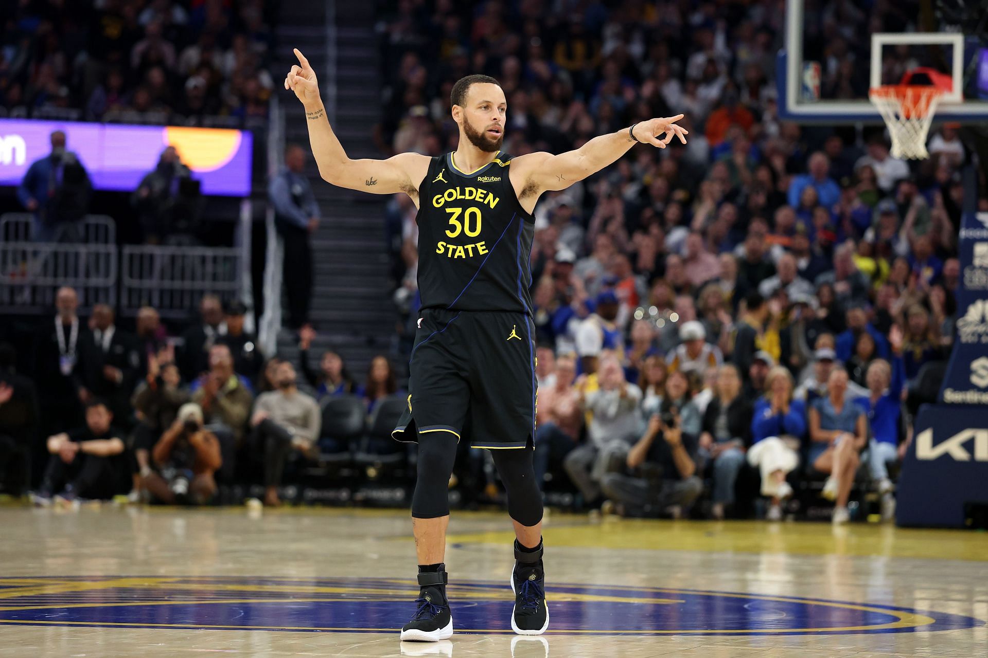 Steph Curry gives latest 50-point game jersey to mother Sonia Curry. -- Photo by GETTY