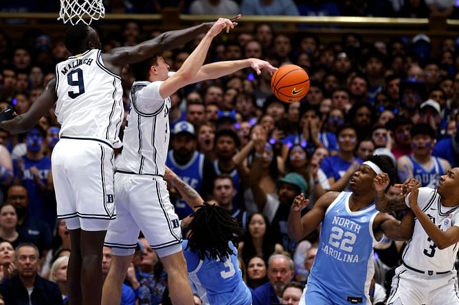 "Buddy is 4'9 trying this over 7'2": Duke fans in splits as Cooper Flagg and Khaman Maluach dominate UNC player on defense