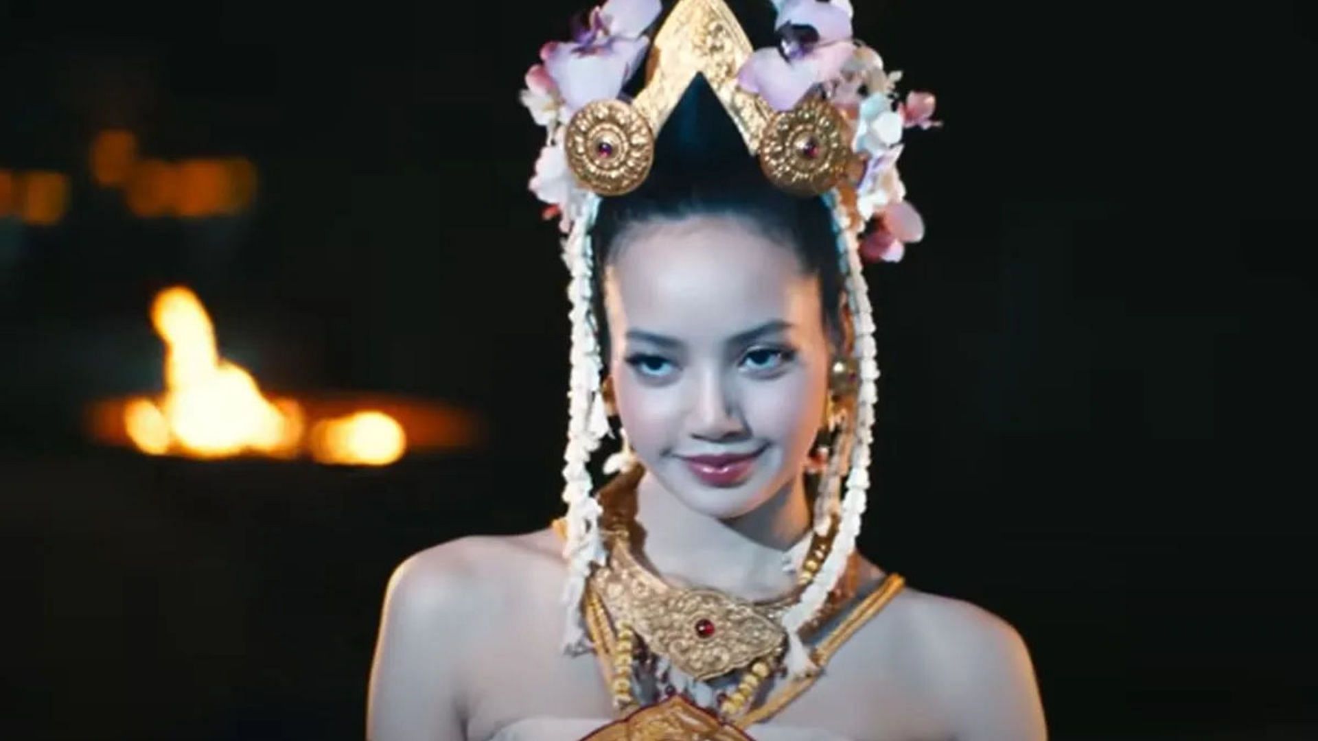 Lalisa Manobal as Mook in The White Lotus season 3 (Image via YouTube/Max)