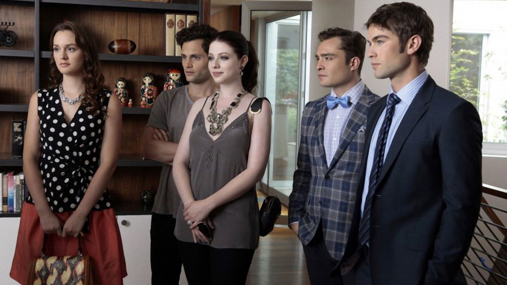 Michelle Trachtenberg (center) in a still from Gossip Girl (image via AppleTV)