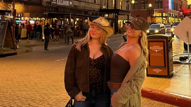 Wayne Gretzky's daughter Emma links up with ITF tennis player Shale Bouchard in Fort Worth Stockyards