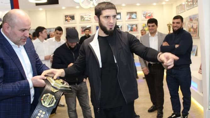 Islam Makhachev deemed an “unrealistic” candidate for UFC double champion status by MMA analyst: “Attuned to a specific weight class”