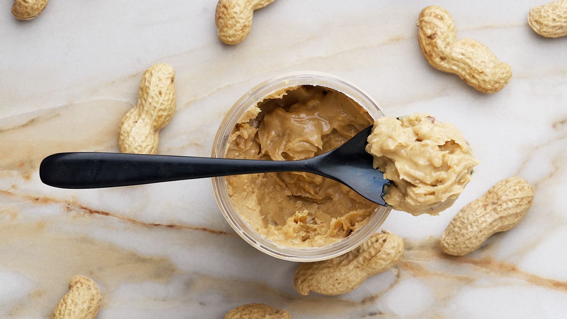 the creamy nuttiness of peanut butter pairs well with cornbread (Image via Unsplash)