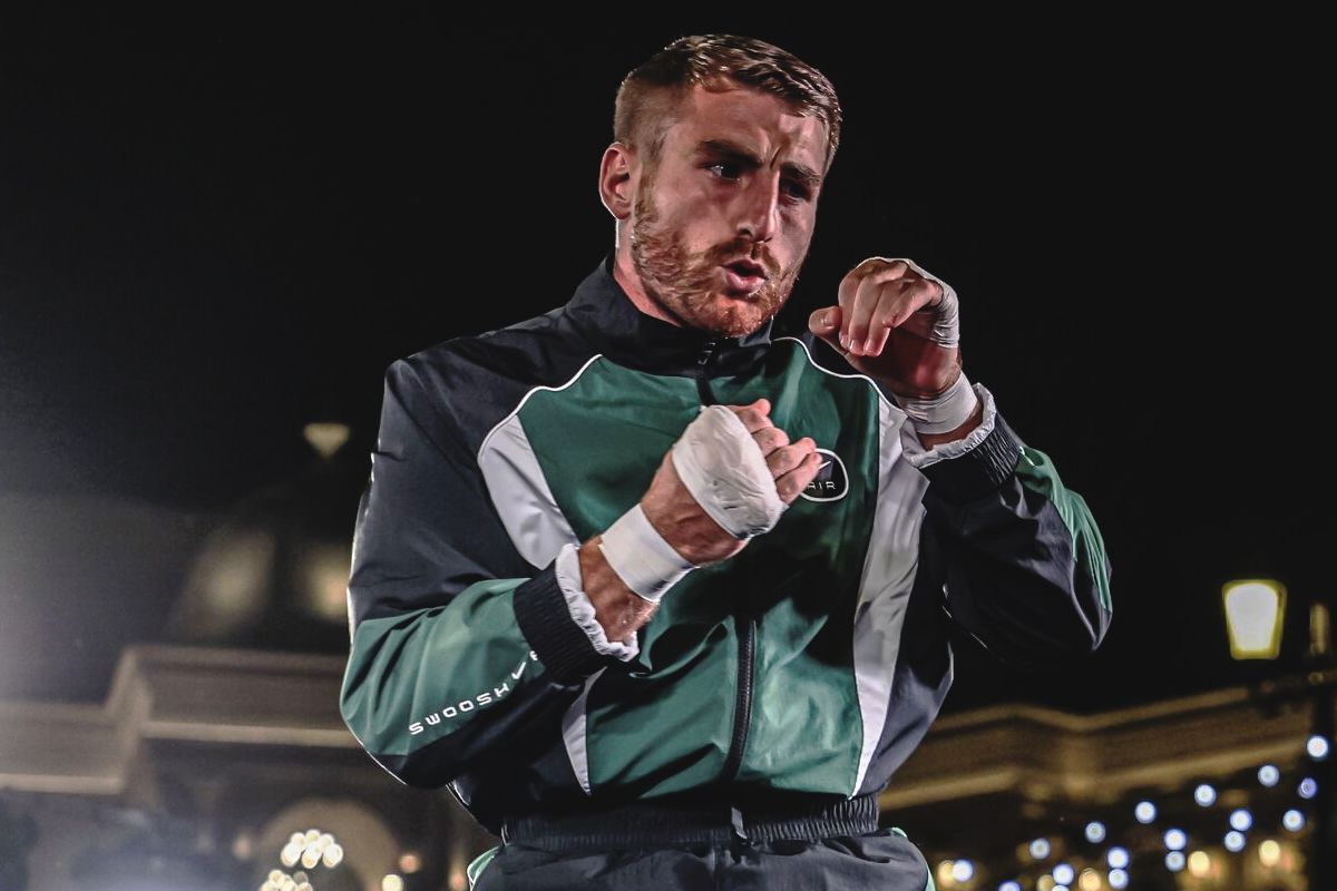 "This is torture and cute" - Jonathan Haggerty fights the urge to indulge himself with birthday sweets ahead of ONE 171 weigh-ins