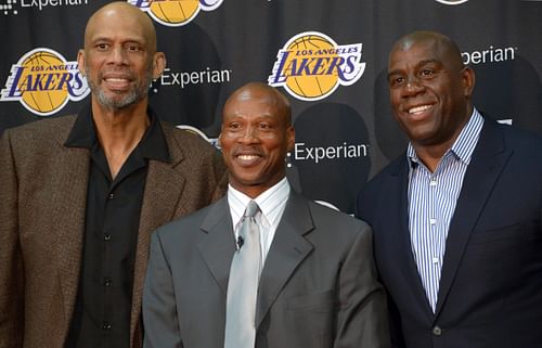 Byron Scott (center) poses with Kareem Abdul-Jabbar (left) and Magic Johnson at a press conference (Credits: IMAGN)